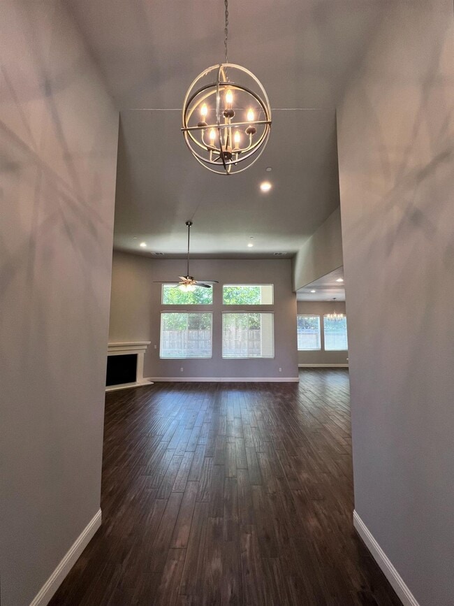402 W Chennault Ave in Clovis, CA - Building Photo - Building Photo