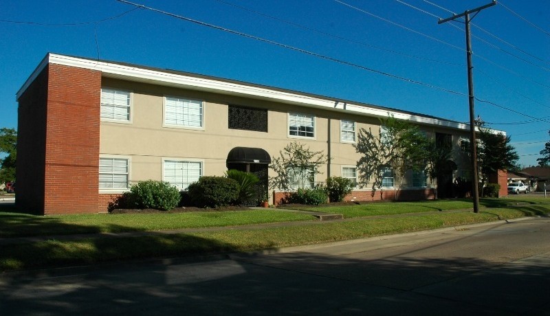 1801 Lake in Lake Charles, LA - Building Photo