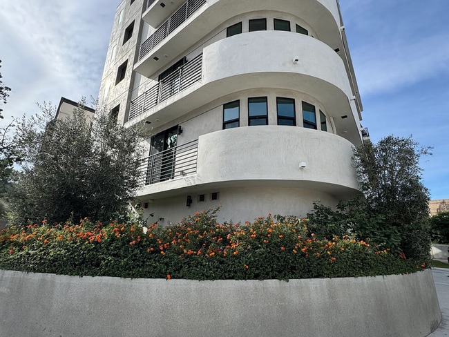 4383 N Sepulveda Blvd