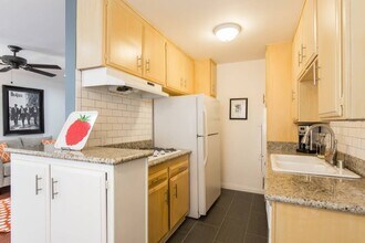 1348 N Vista St in Los Angeles, CA - Foto de edificio - Building Photo