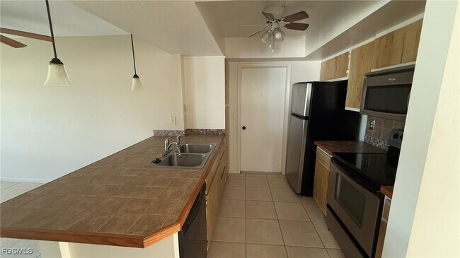 property at 2825 SW Santa Barbara Pl