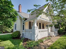 1542 Chain Bridge Rd in McLean, VA - Building Photo