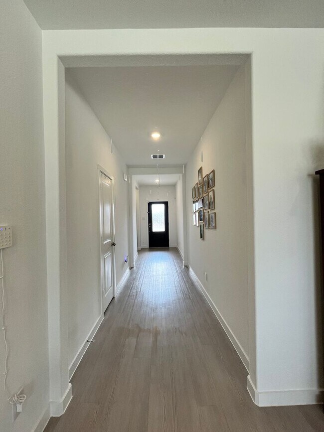 10016 Warlander Dr in Providence Village, TX - Foto de edificio - Building Photo