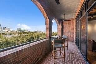 505 Bastrop St, Unit 402 in Houston, TX - Building Photo