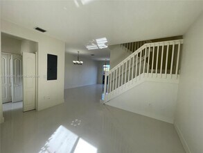 7317 NW 174th Terrace in Hialeah, FL - Foto de edificio - Building Photo