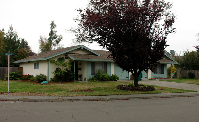 320 Lincoln Ave in Cotati, CA - Building Photo - Building Photo