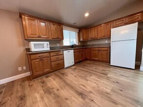 1075 Space Park Way in Mountain View, CA - Building Photo - Building Photo
