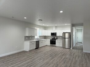 8673 Charles Rd NE, Unit B in Moses Lake, WA - Building Photo - Building Photo