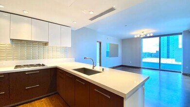 1555 Kapiolani Blvd in Honolulu, HI - Building Photo - Building Photo