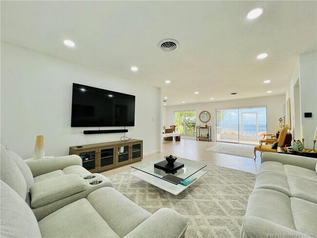 12845 S Indian River Dr in Jensen Beach, FL - Foto de edificio - Building Photo
