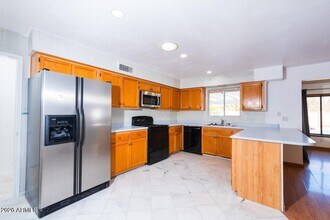 320 E Ellis Dr in Tempe, AZ - Building Photo - Building Photo