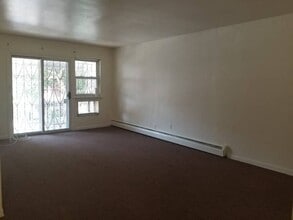 41-85 Denman St, Unit 2 in Queens, NY - Foto de edificio - Building Photo