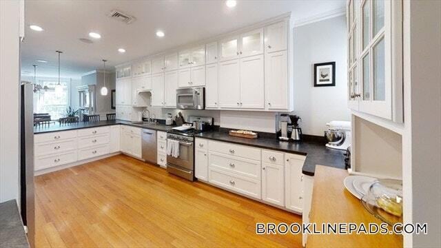 7 Strathmore Rd, Unit 2 in Brookline, MA - Building Photo