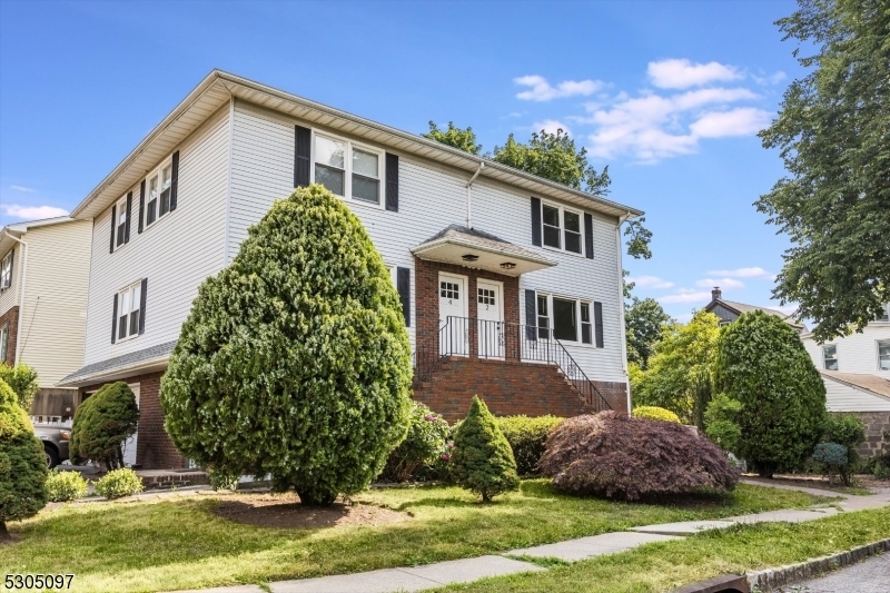 4 Rena Ln in Bloomfield, NJ - Building Photo