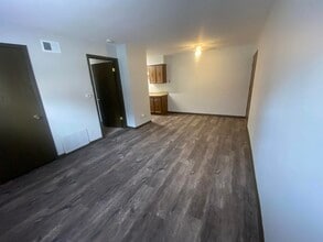 1326 E 38th St in Davenport, IA - Building Photo - Building Photo