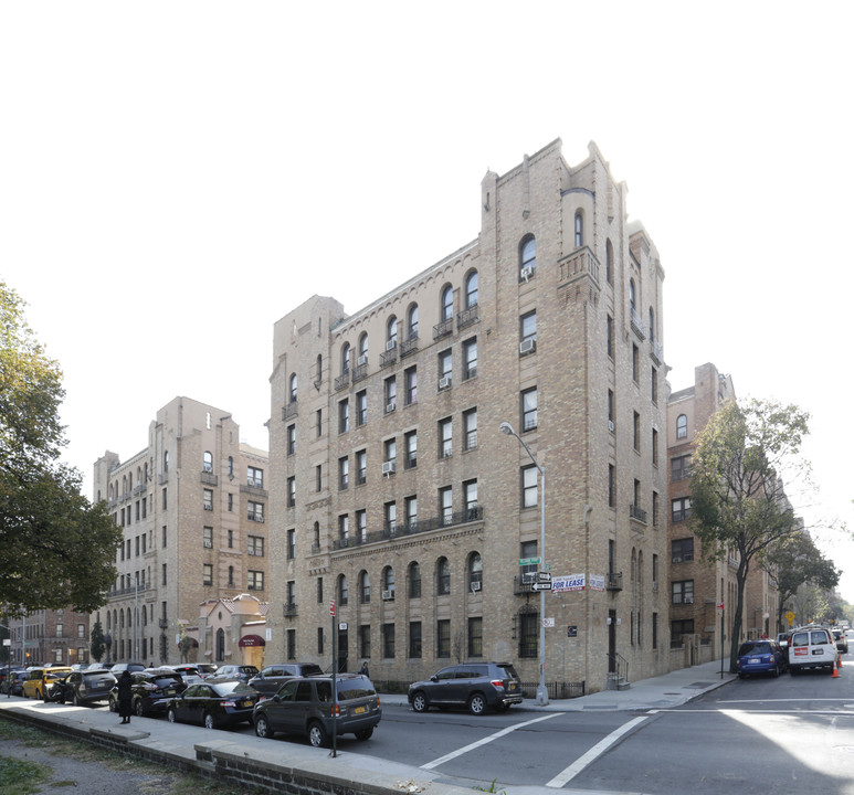 750-760 Pelham Pky S in Bronx, NY - Building Photo