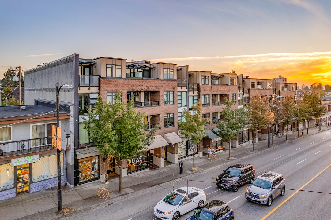 THE VIEW in Vancouver, BC - Building Photo