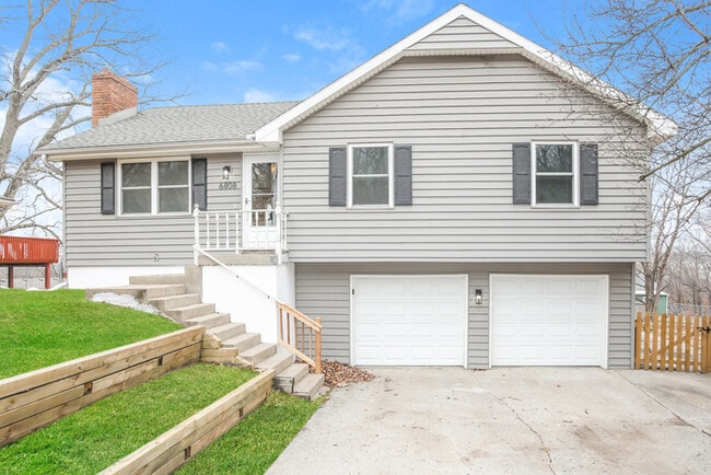 property at 6808 N Mercier St