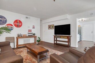 121 W Hall St in Savannah, GA - Foto de edificio - Building Photo