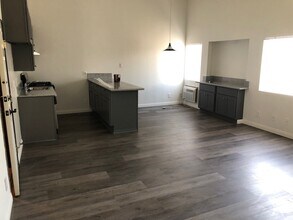 1201 N Mansfield Ave, Unit 202 in Los Angeles, CA - Building Photo - Building Photo