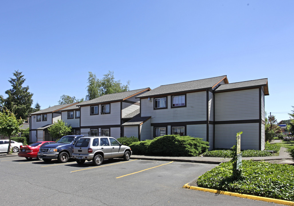 Pinewood Village Apartments in Hillsboro, OR - Building Photo