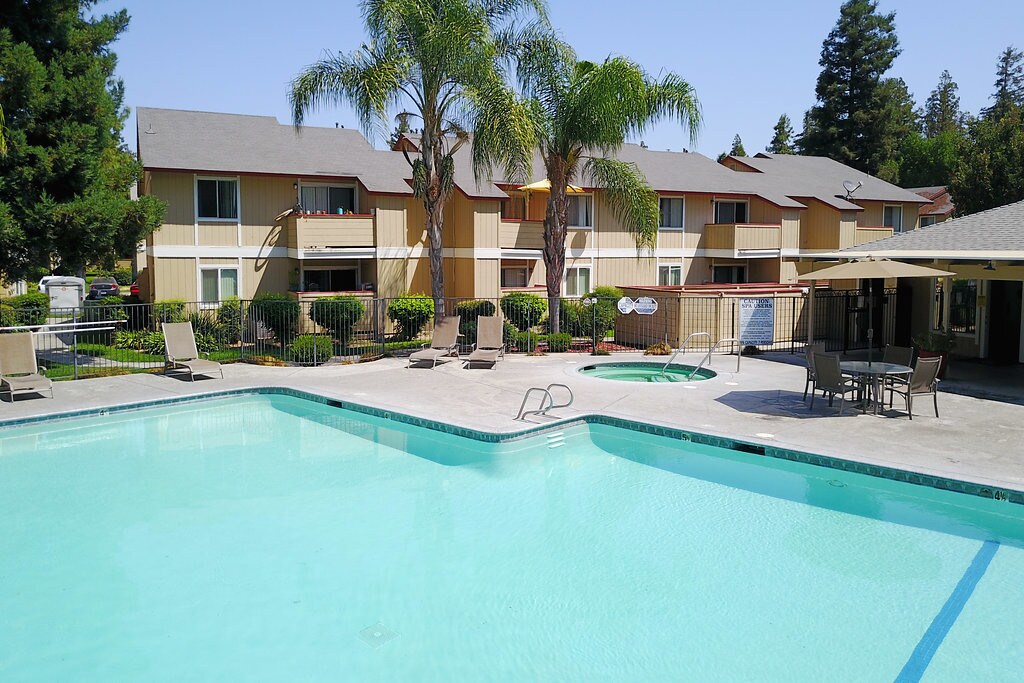 Park Knolls Apartments in Turlock, CA - Building Photo