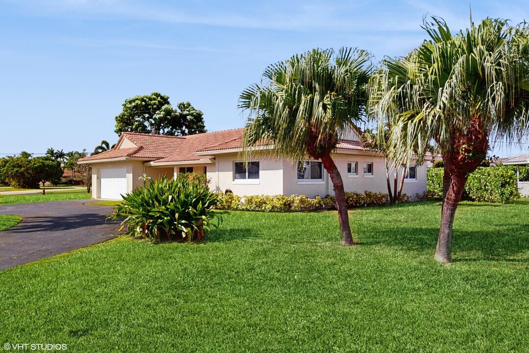221 Sudbury Dr in Atlantis, FL - Building Photo