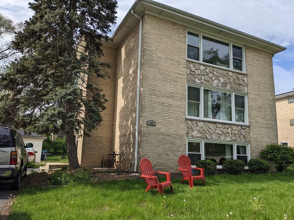 16W631 56th St in Clarendon Hills, IL - Building Photo