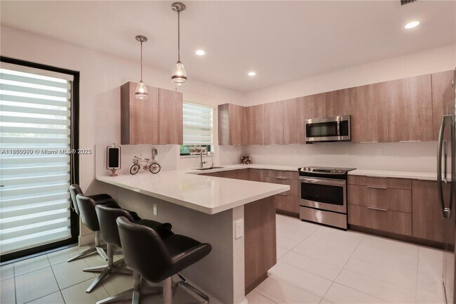 10590 NW 78th Terrace in Doral, FL - Building Photo - Building Photo