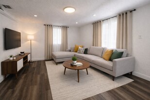 561 NE 159th St in Miami, FL - Building Photo