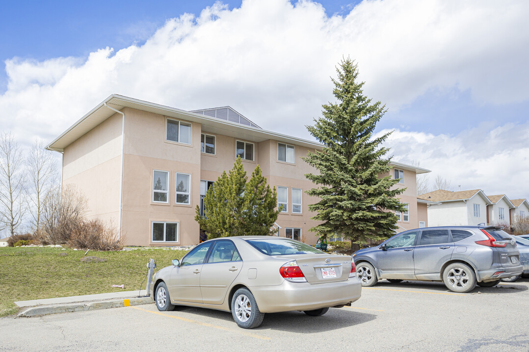 Seminary Ridge in Cochrane, AB - Building Photo