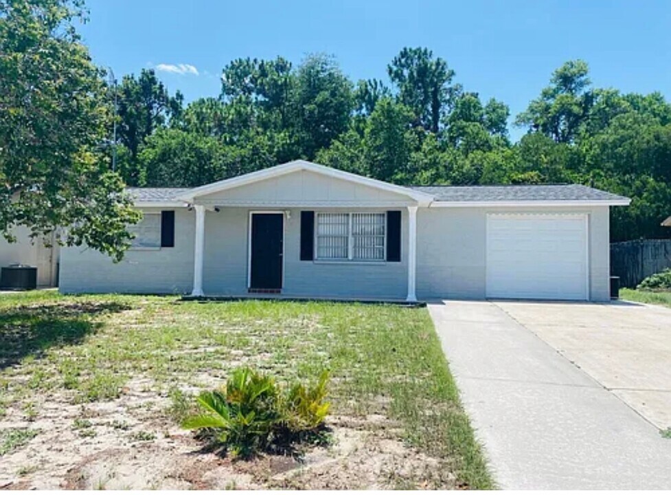 3743 Woodcock Dr, Unit House 1 in New Port Richey, FL - Building Photo