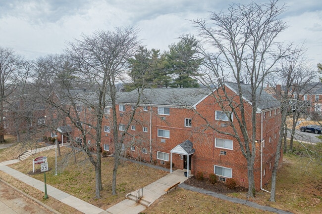 Oakridge Apartments in Baltimore, MD - Foto de edificio - Primary Photo