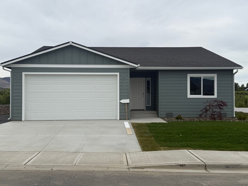345 S Newton Ave in East Wenatchee, WA - Building Photo