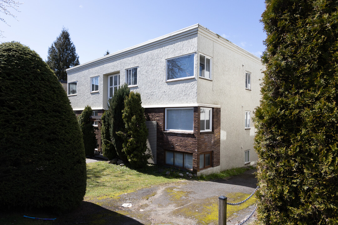 2357 Lonsdale Av in North Vancouver, BC - Building Photo