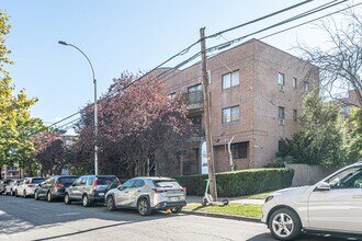 147-48 Roosevelt Ave in Flushing, NY - Building Photo - Primary Photo