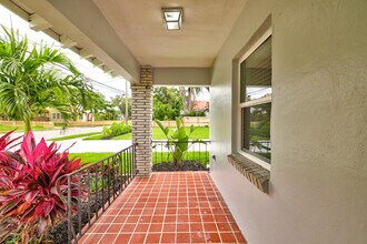 1004 Boston Ave in Fort Pierce, FL - Foto de edificio - Building Photo
