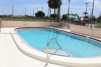 281 NE 40th St, Unit 2 in Oakland Park, FL - Building Photo - Building Photo
