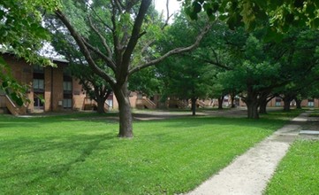 Hickory Court Apartments in Springfield, IL - Building Photo - Building Photo