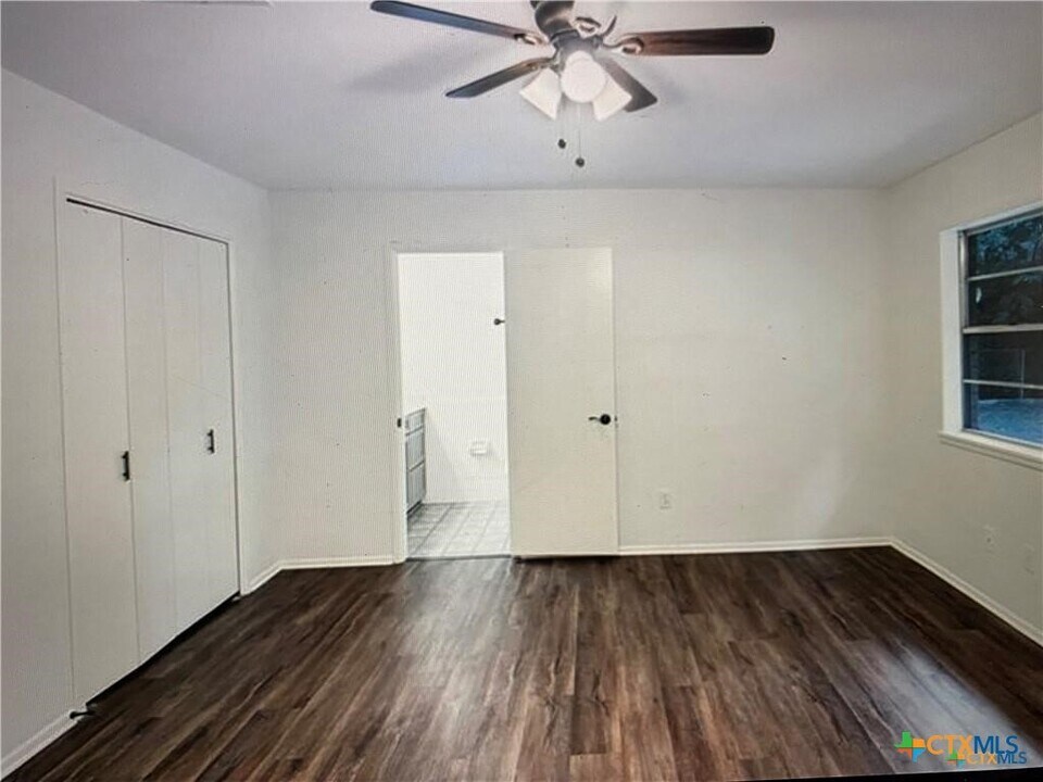 1250 E Common St in New Braunfels, TX - Building Photo