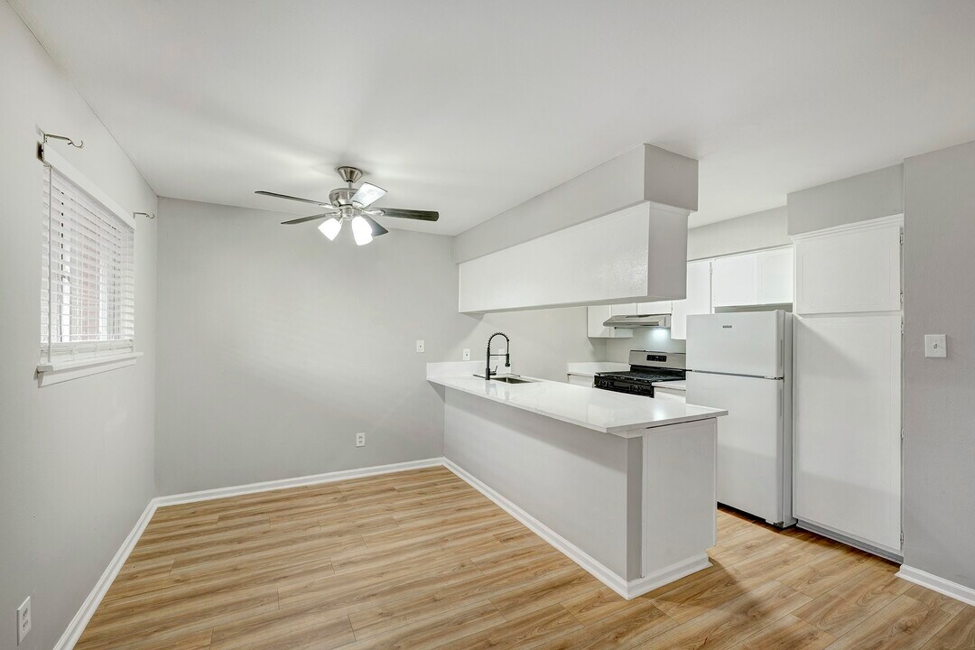 1529 Wirt Rd in Houston, TX - Building Photo