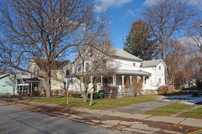 27 Eagle St in Mt Morris, NY - Foto de edificio - Building Photo