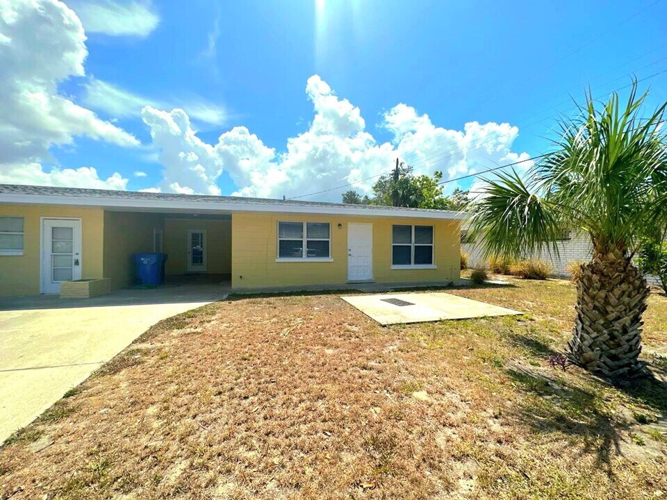 220 Ave Des Parques N in Venice, FL - Building Photo