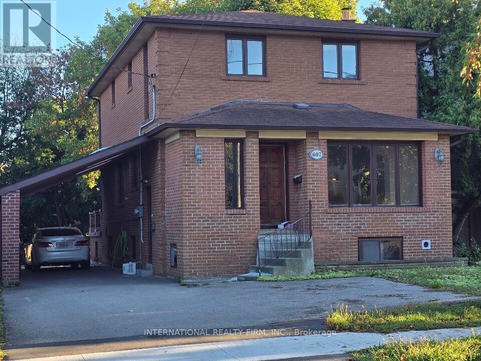 607 Coldstream Ave in Toronto, ON - Building Photo