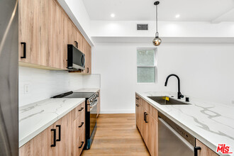 10821 Morrison St in Los Angeles, CA - Building Photo - Building Photo