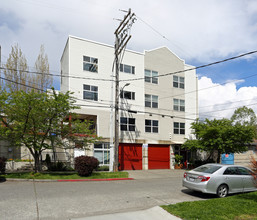 Gilman Court in Seattle, WA - Building Photo - Building Photo