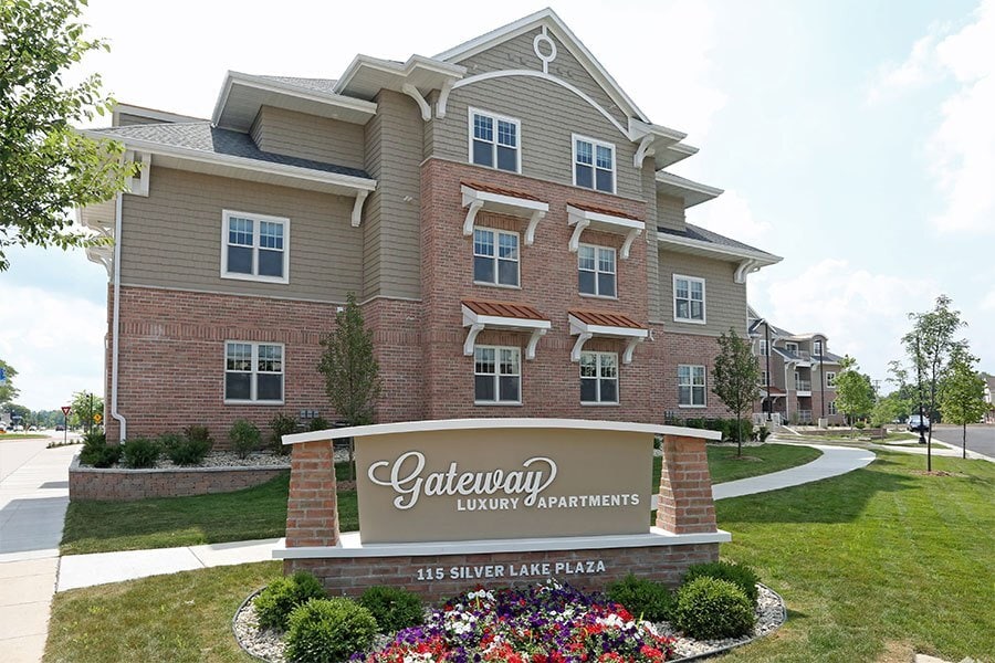THE GATEWAY in Oconomowoc, WI - Foto de edificio