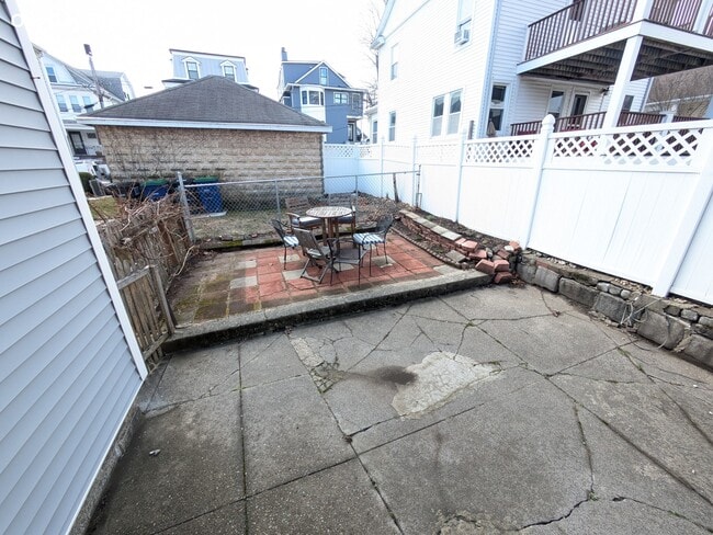 64 Ten Hills Rd, Unit 1 in Somerville, MA - Foto de edificio - Building Photo