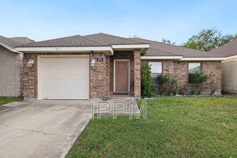 1825 Treasure Oaks Dr in Harlingen, TX - Building Photo