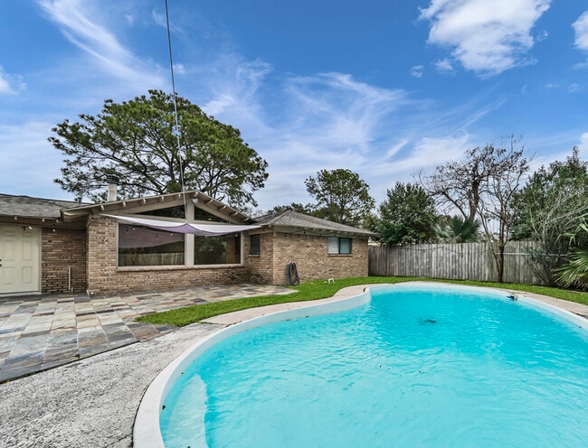 5807 Burlinghall Dr in Houston, TX - Building Photo - Building Photo